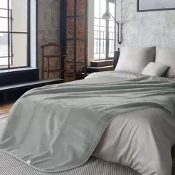 Koc akrylowy 160x240 CLARA 1 Pierre Cardin srebrny jednokolorowy z wyhaftowanym logo